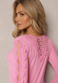 Renee - Różowa Prążkowana Bluzka z Koronkowymi Wstawkami Trevita. Kolor: różowy. Materiał: prążkowany, koronka #3