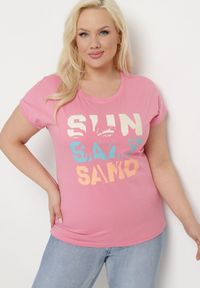 Born2be - Różowa Bluzka T-shirt z Napisem na Przodzie Vanneli. Okazja: na co dzień. Kolor: różowy. Materiał: materiał. Długość rękawa: krótki rękaw. Długość: krótkie. Wzór: napisy. Styl: casual #1
