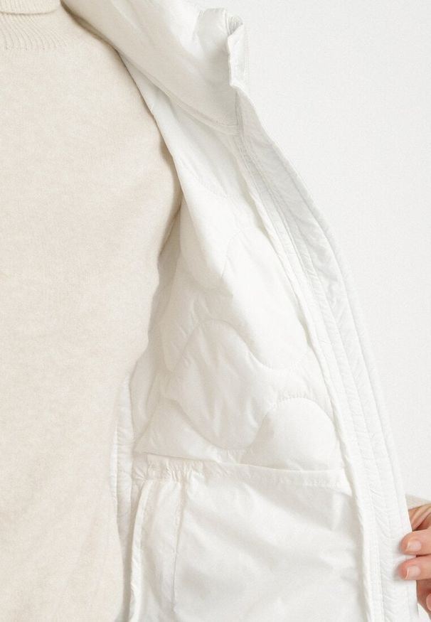 Born2be - Biała Kamizelka z Odpinanym Kapturem Ozdobiona Pikowaniem Cirisse. Okazja: na spacer, na co dzień. Kolor: biały. Materiał: jeans. Wzór: aplikacja. Styl: klasyczny, casual, elegancki