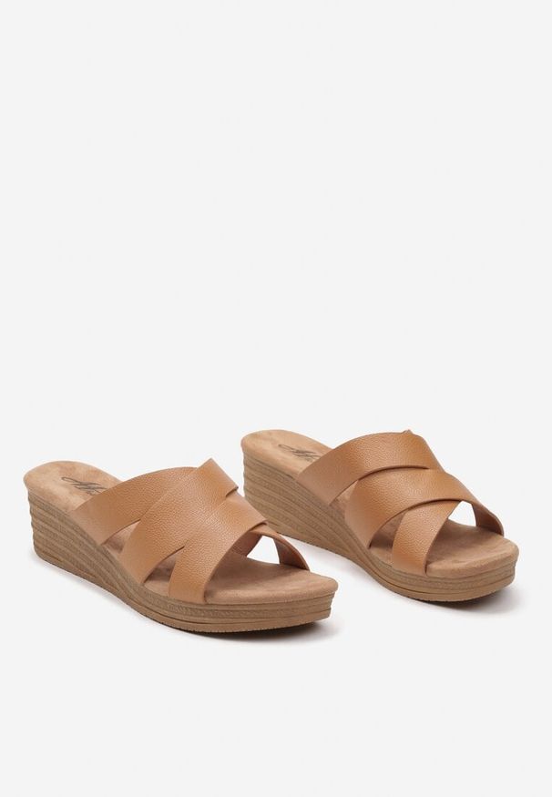 Renee - Brązowe Klapki z Ekoskóry na Niskim Koturnie Ellmina. Kolor: brązowy. Materiał: len. Sezon: lato. Obcas: na koturnie. Styl: elegancki