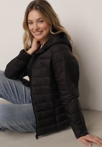 Born2be - Czarna Przejściowa Kurtka z Kapturem i Pikowanymi Przeszyciami Pretilda. Okazja: na co dzień. Typ kołnierza: kaptur. Kolor: czarny. Materiał: jeans, nylon. Styl: casual, elegancki, klasyczny #2