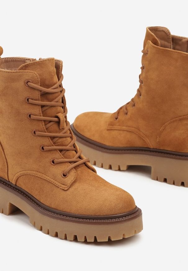 Renee - Brązowe Sznurowane Botki w Stylu Workerów na Platformie z Tłoczeniem Zinmaia. Kolor: brązowy. Materiał: koronka, jeans, skóra. Sezon: zima, jesień. Obcas: na platformie. Styl: rockowy, wizytowy. Wysokość obcasa: średni