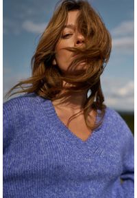 MOODO - Sweter z dekoltem w serek niebieski. Typ kołnierza: dekolt w serek. Kolor: niebieski. Materiał: wełna, akryl, poliester #1