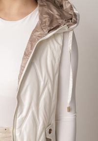 Born2be - Biała Pikowana Kamizelka o Długim Kroju z Nieodpinanym Kapturem w Romby Dephice. Okazja: na co dzień. Typ kołnierza: kaptur. Kolor: biały. Materiał: jeans, materiał. Długość: długie. Styl: casual, elegancki #8