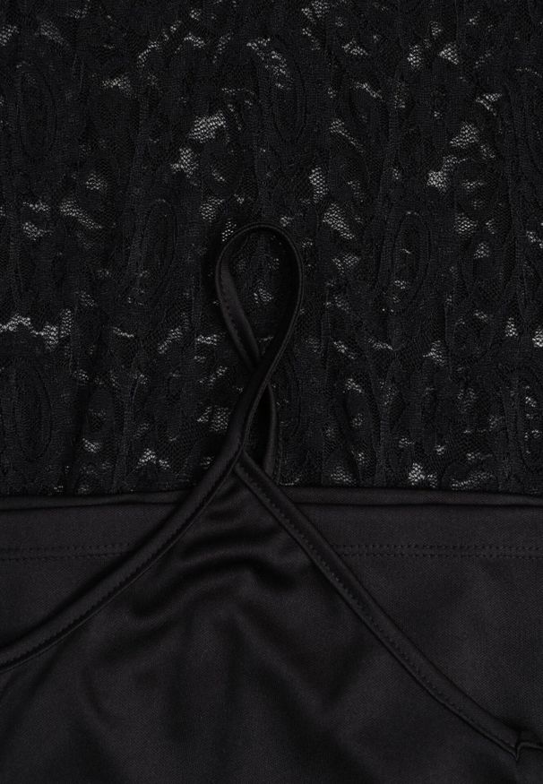 Born2be - Czarna Koronkowa Sukienka z Cienkim Paskiem i Rozkloszowanymi Rękawami Jovaila. Okazja: na co dzień. Typ kołnierza: kołnierz z falbankami. Kolor: czarny. Materiał: koronka. Długość rękawa: na ramiączkach. Wzór: koronka. Typ sukienki: rozkloszowane. Styl: klasyczny, casual