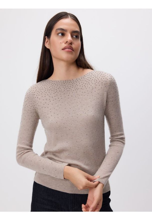 Reserved - Sweter z błyszczącą aplikacją - brązowy. Kolor: brązowy. Materiał: dzianina, wełna. Wzór: aplikacja