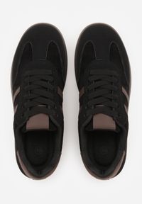 Born2be - Czarno-Brązowe Sneakersy z Imitacji Zamszu na Płaskiej Podeszwie Memeriana. Kolor: czarny. Materiał: zamsz. Szerokość cholewki: normalna. Obcas: na płaskiej podeszwie #4