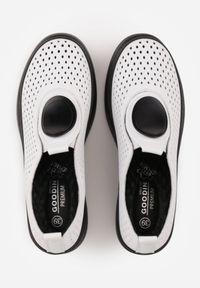 Born2be - Białe Skórzane Półbuty na Koturnie z Cholewką z Perforacją Vondelle. Okazja: na co dzień. Kolor: biały. Materiał: skóra. Szerokość cholewki: normalna. Obcas: na koturnie. Styl: casual #2