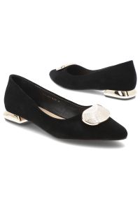 Czółenka damskie S.Barski, ze skóry naturalnej zamszowej ozdobna klamra niski obcas elegancki styl, czarne, MR61-9027. Okazja: na spotkanie biznesowe. Zapięcie: klamry. Kolor: czarny. Szerokość cholewki: normalna. Wzór: aplikacja. Materiał: zamsz, skóra. Obcas: na obcasie. Styl: elegancki. Wysokość obcasa: niski #5