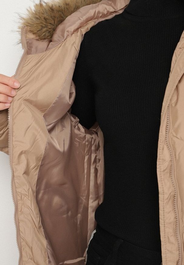 Born2be - Ciemnobeżowa Pikowana Kurtka z Kapturem z Futrem i Ozdobnymi Taśmami Lendria. Okazja: na spacer. Typ kołnierza: kaptur. Kolor: beżowy. Materiał: futro