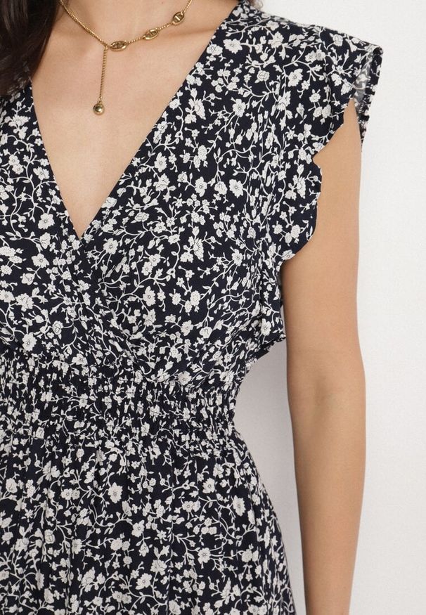 Born2be - Granatowa Sukienka o Rozkloszowanym Kroju z Falbankami w Kwiatowy Wzór Aravisse. Okazja: na co dzień. Typ kołnierza: kołnierz z falbankami. Kolor: niebieski. Wzór: kwiaty. Styl: casual, elegancki