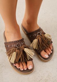 Born2be - Ciemnobrązowe Płaskie Klapki Boho VICES z Imitacji Zamszu Zdobione Frędzlami Krili. Okazja: na co dzień, na spacer. Kolor: brązowy. Materiał: zamsz. Wzór: aplikacja. Sezon: lato. Obcas: na płaskiej podeszwie. Styl: boho #1