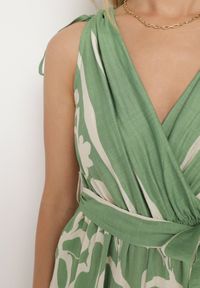 Born2be - Zielony Kopertowy Kombinezon z Wiskozą Wykończony Gumką w Talii z Materiałowym Paskiem Inatia. Okazja: na co dzień. Kolor: zielony. Materiał: wiskoza, materiał. Długość: długie. Styl: elegancki, casual #5