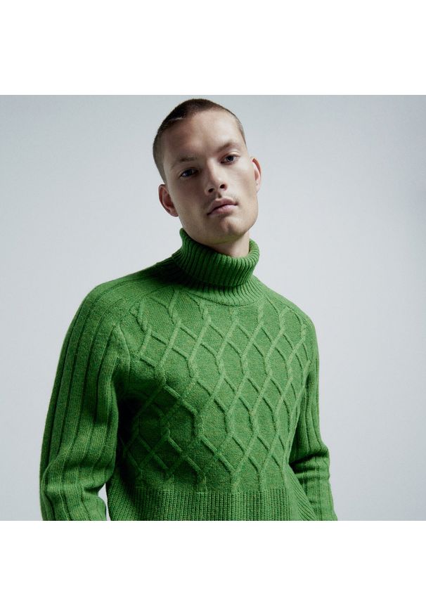 Reserved - PREMIUM Wełniany golf o strukturalnym splocie - Zielony. Typ kołnierza: golf. Kolor: zielony. Materiał: wełna. Wzór: ze splotem