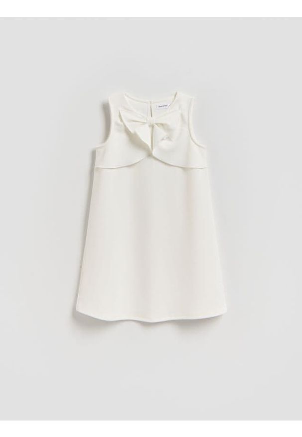 Reserved - Gładka sukienka z kokardką - biały. Typ kołnierza: kokarda. Kolor: biały. Materiał: tkanina. Wzór: gładki