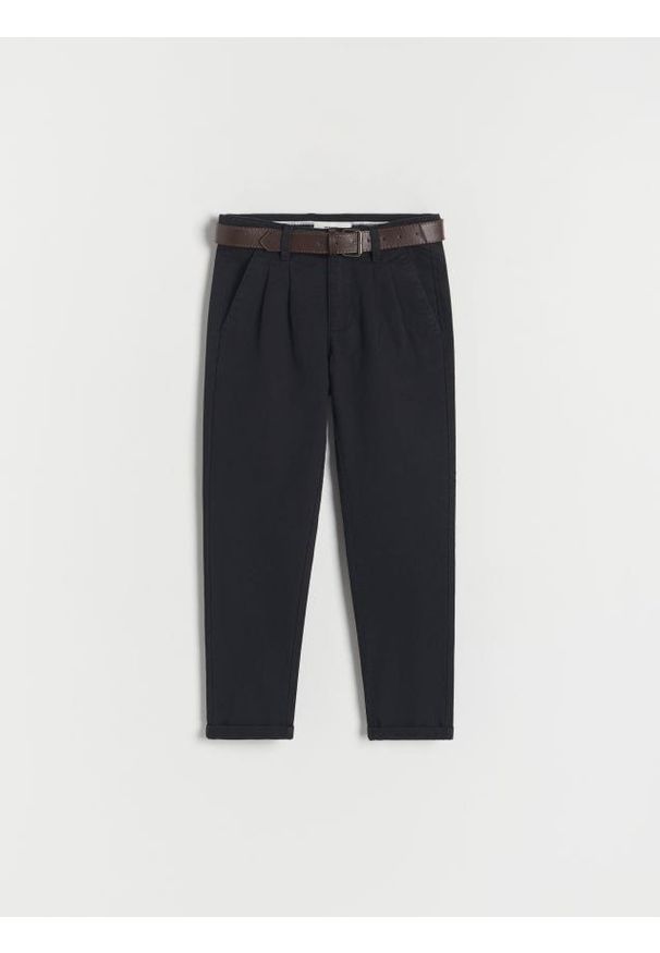 Reserved - Strukturalne spodnie chino z paskiem - czarny. Kolor: czarny. Materiał: bawełna, tkanina