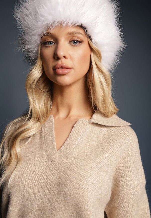Renee - Beżowy Krótki Sweter z Trójkątnym Dekoltem Ozdobiony Kołnierzykiem Savalin. Okazja: na co dzień. Kolor: beżowy. Materiał: bawełna, jeans, skóra. Długość: krótkie. Wzór: aplikacja. Styl: elegancki, casual