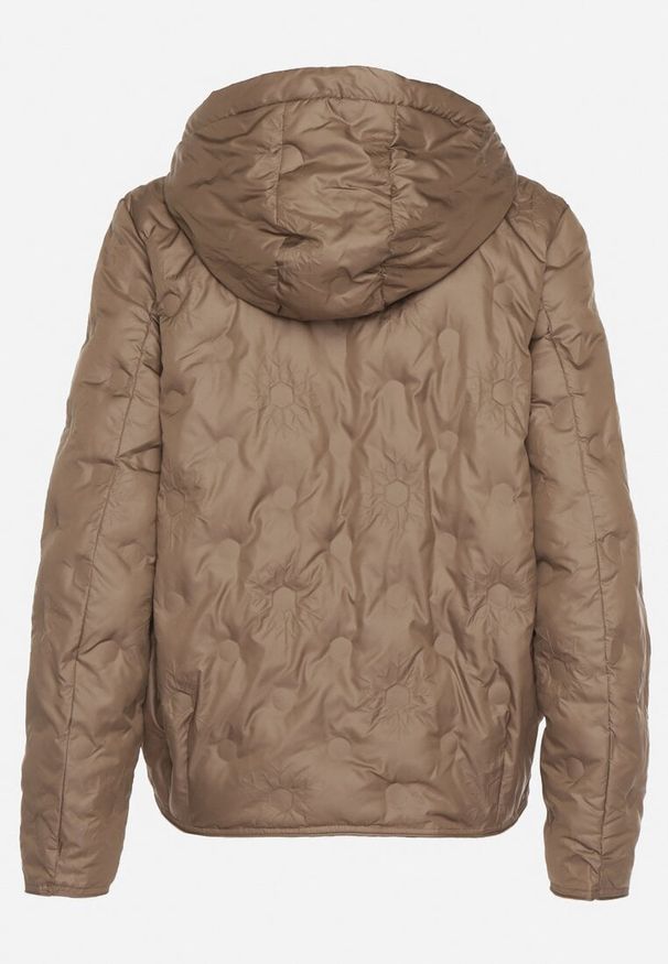 Born2be - Brązowa Przejściowa Kurtka z Geometrycznym Pikowaniem i Kapturem Arevitta. Okazja: na co dzień, na spacer. Kolor: brązowy. Wzór: geometria. Sezon: wiosna. Styl: sportowy, klasyczny, elegancki, casual