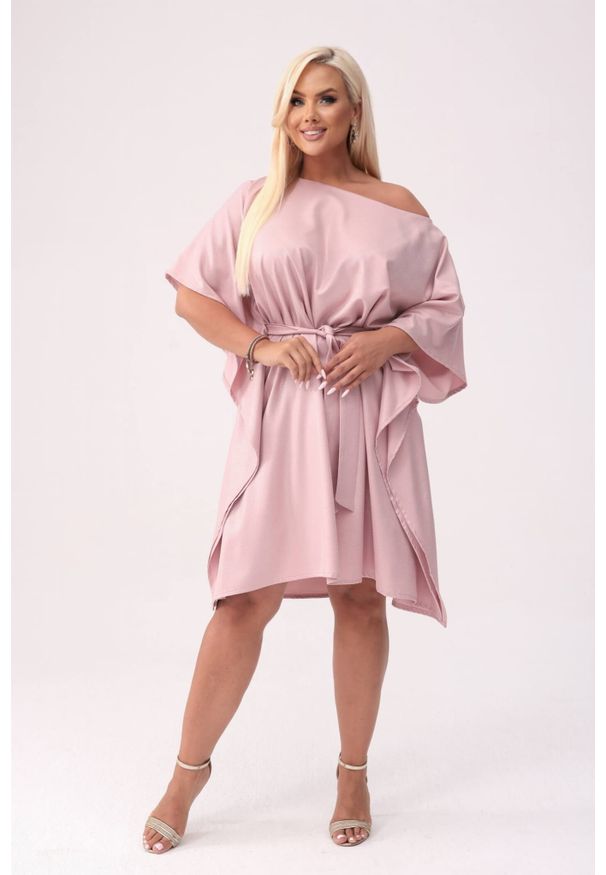 Moda Size Plus Iwanek - Elegancka kimonowa sukienka Luisa w kolorze pudrowego różu XXL OVERSIZE. Okazja: na imprezę. Kolor: różowy. Materiał: tkanina, poliester, elastan, materiał. Typ sukienki: oversize. Styl: elegancki