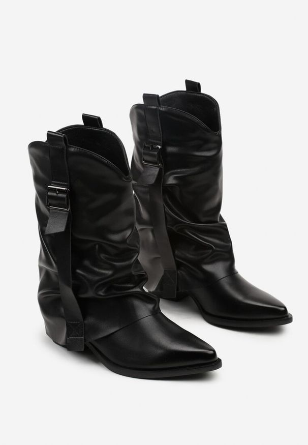 Born2be - Czarne Marszczone Botki Kowbojki z Cholewką Imitującą Nogawkę Ilosa. Okazja: na co dzień, na spotkanie biznesowe. Kolor: czarny. Materiał: jeans. Szerokość cholewki: normalna. Wzór: aplikacja. Obcas: na obcasie. Styl: casual, biznesowy, elegancki. Wysokość obcasa: średni