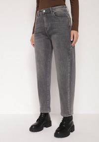 Born2be - Szare Jeansy Mom Fit z Wysokim Stanem Rallanda. Okazja: na co dzień, na spacer. Stan: podwyższony. Kolor: szary. Styl: casual