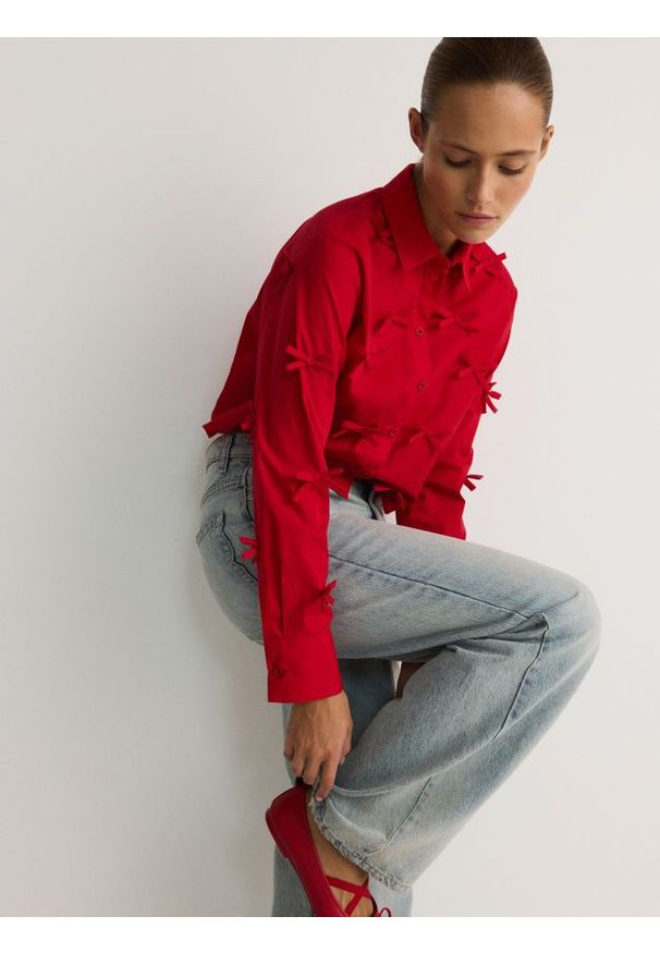 Reserved - Krótka koszula z kokardkami - czerwony. Typ kołnierza: kokarda. Kolor: czerwony. Materiał: bawełna. Długość: krótkie
