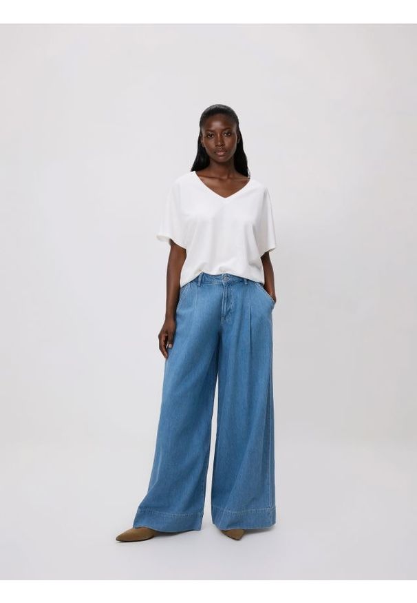 Reserved - T-shirt z modalem - złamana biel. Materiał: dzianina