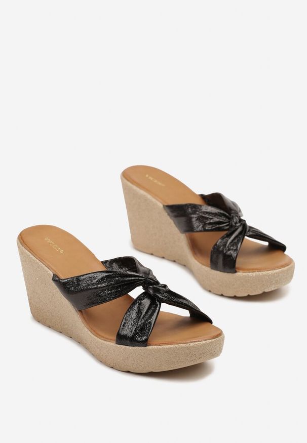 Renee - Czarne Klapki Vices na Koturnie z Ozdobną Cholewką Idesena. Okazja: na co dzień. Kolor: czarny. Wzór: aplikacja. Sezon: lato. Obcas: na koturnie. Styl: elegancki, casual