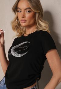 Renee - Czarny Bawełniany T-shirt z Nadrukiem i Cyrkoniami Lorretia. Okazja: na co dzień. Kolor: czarny. Materiał: bawełna. Wzór: nadruk. Styl: casual #4