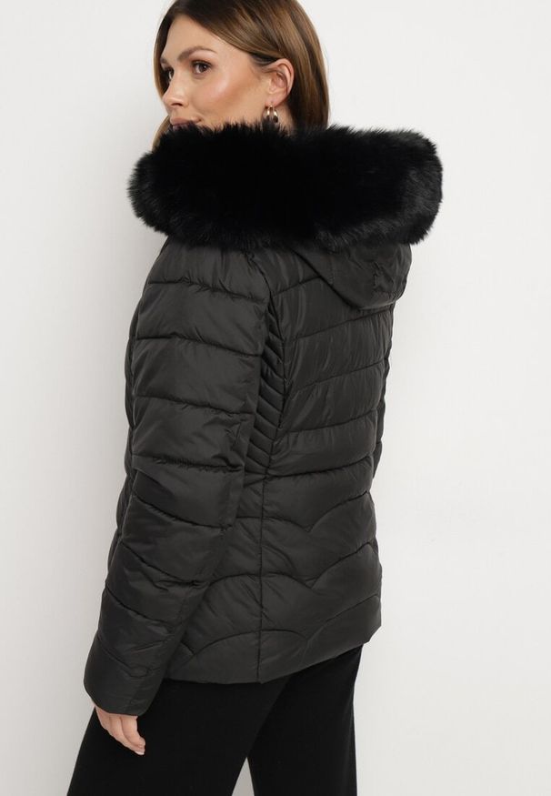 Born2be - Czarna Pikowana Kurtka z Odpinanym Kapturem i Futrzaną Podszewką Reandira. Okazja: na co dzień, na spacer. Kolor: czarny. Materiał: futro. Styl: elegancki, casual