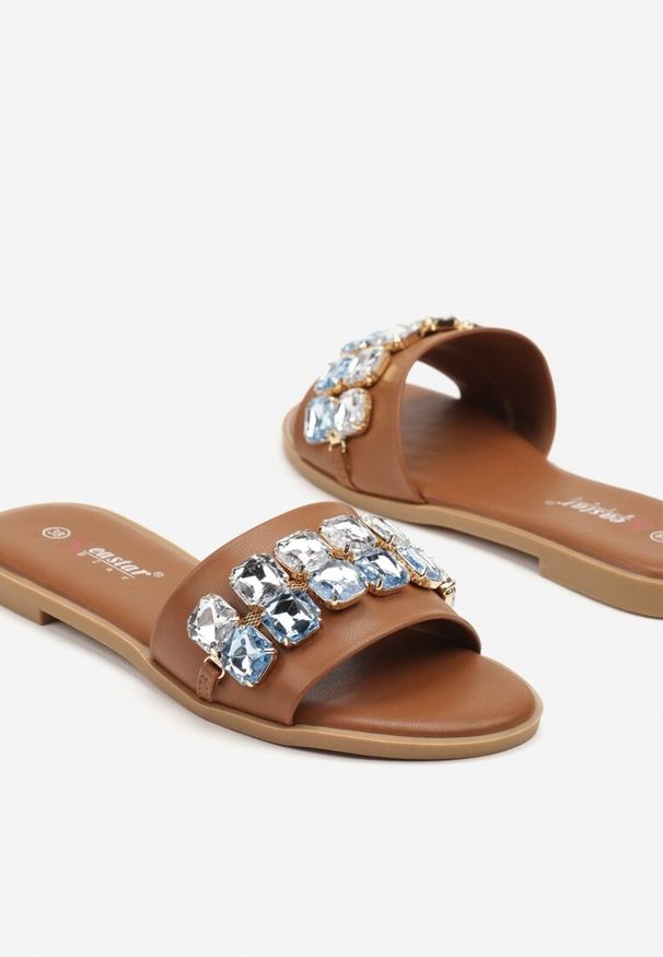 Renee - Brązowe Klapki na Płaskiej Podeszwie z Biżuteryjną Aplikacją z Cyrkonii Hirgis. Okazja: na co dzień. Nosek buta: otwarty. Kolor: brązowy. Materiał: jedwab. Wzór: aplikacja. Obcas: na płaskiej podeszwie. Styl: casual, elegancki