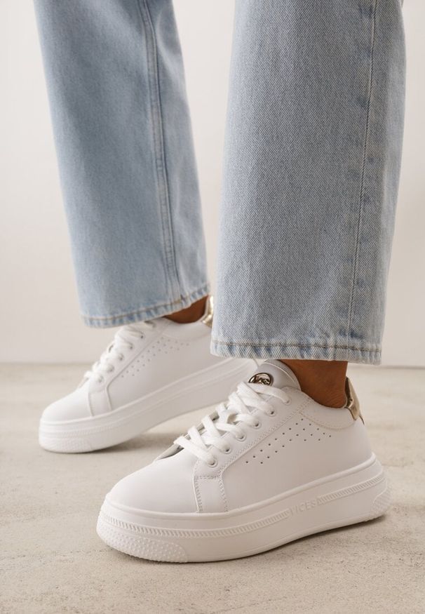 Renee - Biało-Złote Sneakersy VICES Ozdobione Gwiazdą i Błyszczącą Wstawką Oranatta. Okazja: na co dzień. Kolor: biały. Materiał: jeans. Wzór: aplikacja