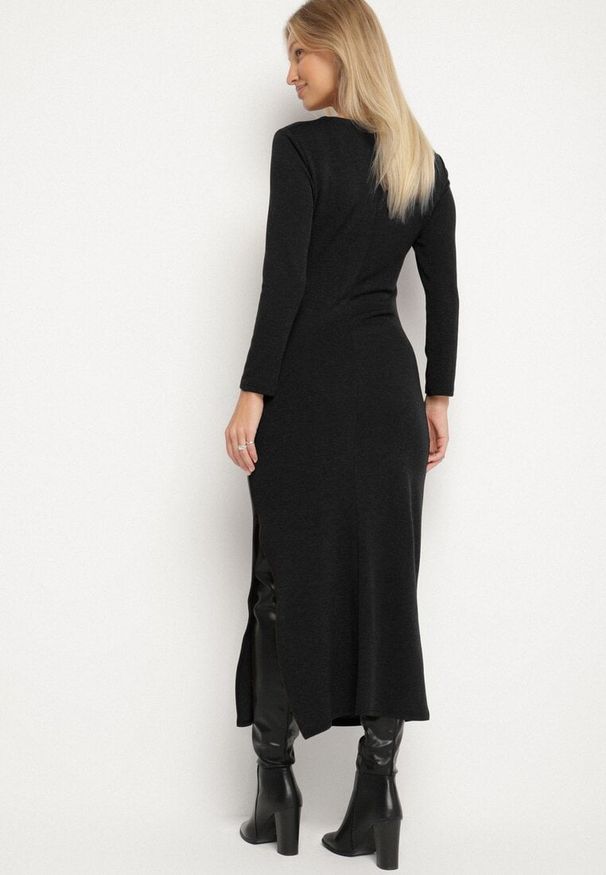 Born2be - Czarna Dopasowana Sukienka z Wiskozą i Metaliczną Ozdobą Tivallea. Kolor: czarny. Materiał: wiskoza. Wzór: aplikacja. Styl: klasyczny