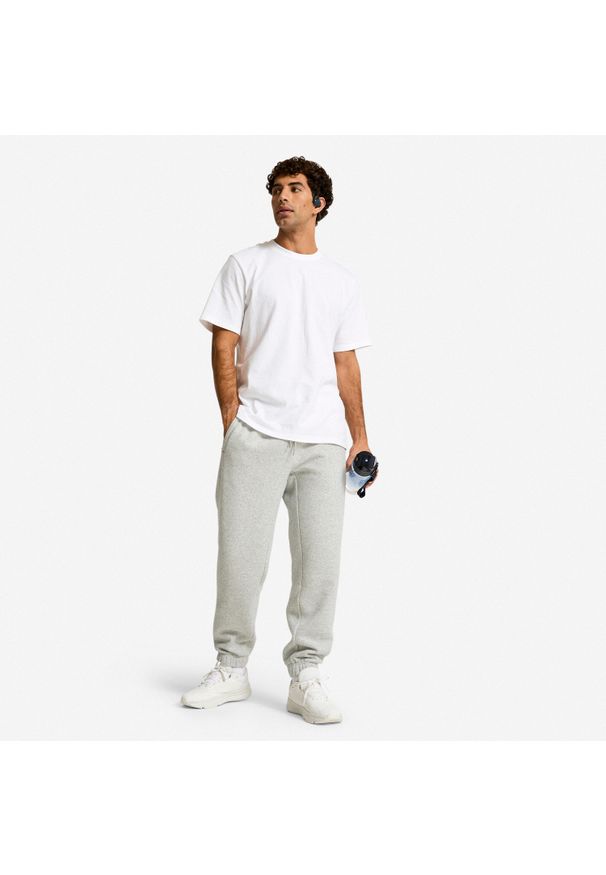 DOMYOS - Spodnie dresowe męskie Domyos Gym & Pilates. Kolor: szary. Materiał: poliester, bawełna, materiał. Sezon: zima. Sport: joga i pilates