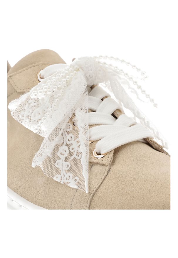 Beżowe Sneakersy Karino Stylowe Obuwie Damskie Na Platformie. Okazja: na co dzień. Zapięcie: sznurówki. Kolor: beżowy. Materiał: welur, koronka. Wzór: aplikacja, koronka. Obcas: na platformie. Styl: elegancki