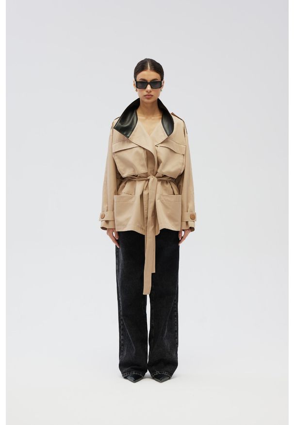 Marsala - Płaszcz o długości midi w kolorze BEŻOWYM- LENOX-M/L. Kolor: beżowy. Materiał: elastan, tkanina, bawełna, poliester, wiskoza, jeans. Wzór: aplikacja. Styl: elegancki, klasyczny