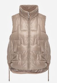 Renee - Ciemnobeżowa Kamizelka Pikowana Ozdobiona Troczkami i Stójką Terinora. Okazja: na co dzień. Typ kołnierza: kołnierzyk stójkowy. Kolor: beżowy. Materiał: jeans. Wzór: aplikacja. Styl: casual, elegancki #8