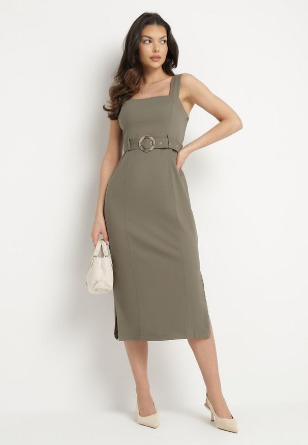 Born2be - Ciemnozielona Dopasowana Sukienka z Wiskozą z Rozcięciami i Paskiem z Klamrą Mepelle. Okazja: na co dzień. Typ kołnierza: dekolt kwadratowy. Kolor: zielony. Materiał: wiskoza. Typ sukienki: dopasowane. Styl: elegancki, klasyczny, casual