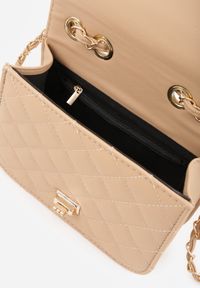 Born2be - Ciemnobeżowa Pikowana Torebka na Ramię z Metaliczną Prostokątną Ozdobą Argon. Kolor: beżowy. Wzór: aplikacja. Materiał: pikowane. Styl: casual, klasyczny, elegancki. Rodzaj torebki: na ramię #4