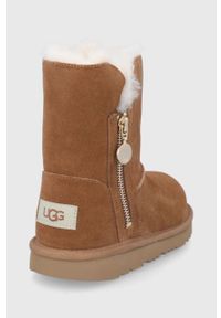 Ugg - UGG Śniegowce zamszowe dziecięce Bailey Zip Short kolor brązowy. Nosek buta: okrągły. Kolor: brązowy. Materiał: zamsz