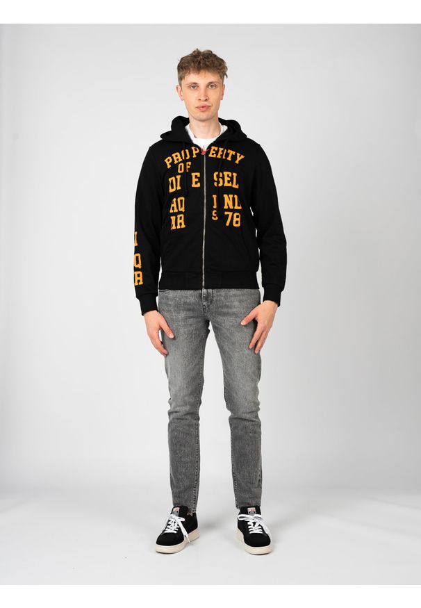 Diesel Jeansy "D-Strukt" | A12025-R09KA | Mężczyzna | Szary. Okazja: na co dzień. Kolor: szary. Wzór: aplikacja. Sezon: lato. Styl: klasyczny, casual, elegancki