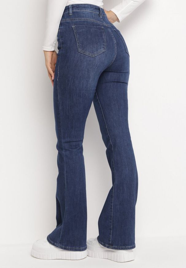 Born2be - Granatowe Jeansy Dzwony Drenta. Okazja: na co dzień. Stan: podwyższony. Kolekcja: dla wysokich. Kolor: niebieski. Styl: casual, klasyczny, retro