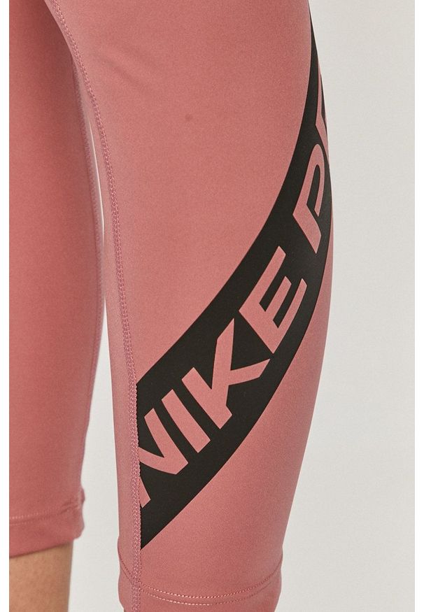 Nike - Legginsy. Kolor: różowy. Materiał: tkanina, dzianina, skóra, włókno. Technologia: Dri-Fit (Nike). Wzór: nadruk