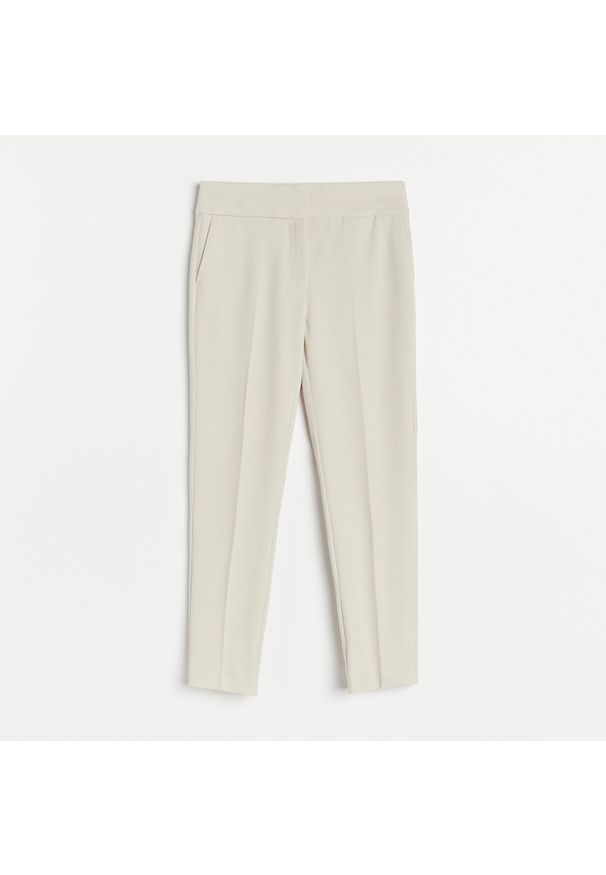 Reserved - Eleganckie spodnie z kantem - Kremowy. Kolor: kremowy. Styl: elegancki
