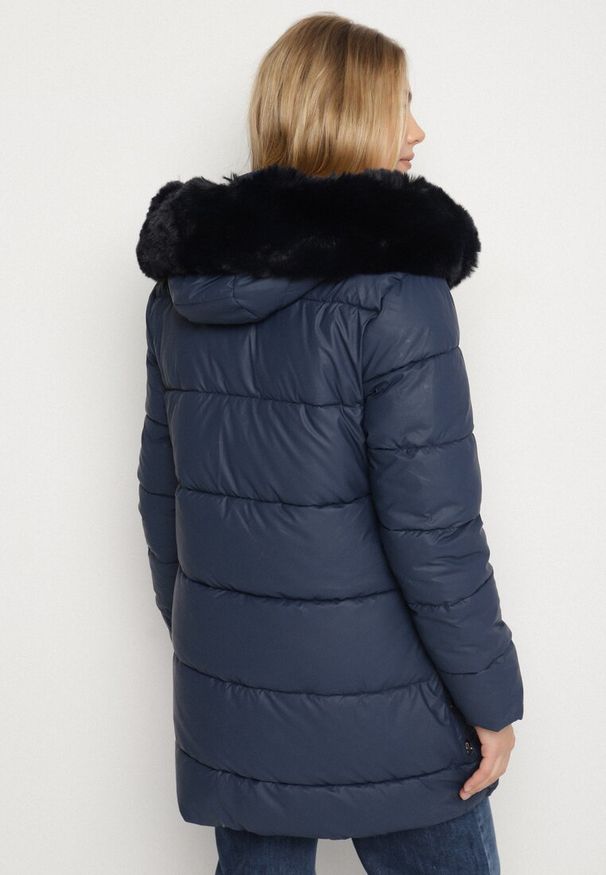 Born2be - Granatowa Taliowana Kurtka z Pikowanymi Przeszyciami i Kapturem z Futrem Avileria. Okazja: na spacer, na co dzień. Kolekcja: plus size. Kolor: niebieski. Materiał: futro. Styl: casual