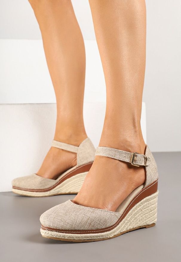 Renee - Ciemnobeżowe Sandały na Koturnie z Plecionką w Stylu Espadryli Alathria. Okazja: na co dzień. Zapięcie: sprzączka. Kolor: beżowy. Sezon: lato. Obcas: na koturnie. Styl: elegancki, casual