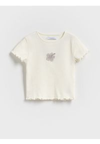 Reserved - Prążkowany t-shirt z aplikacją - złamana biel. Materiał: prążkowany. Wzór: aplikacja