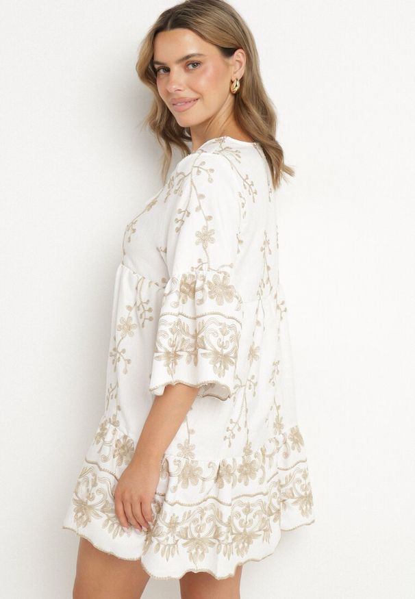 Born2be - Biała Sukienka Boho z Bawełny i Wiskozy o Kroju Oversize z Haftem Felhira. Okazja: na co dzień. Typ kołnierza: dekolt w kształcie V. Kolor: biały. Materiał: bawełna, wiskoza. Wzór: haft. Typ sukienki: oversize. Styl: boho