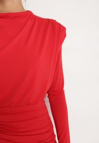 Born2be - Czerwona Koktajlowa Sukienka o Dopasowanym Kroju z Marszczeniem Besiel. Kolor: czerwony. Styl: wizytowy #4