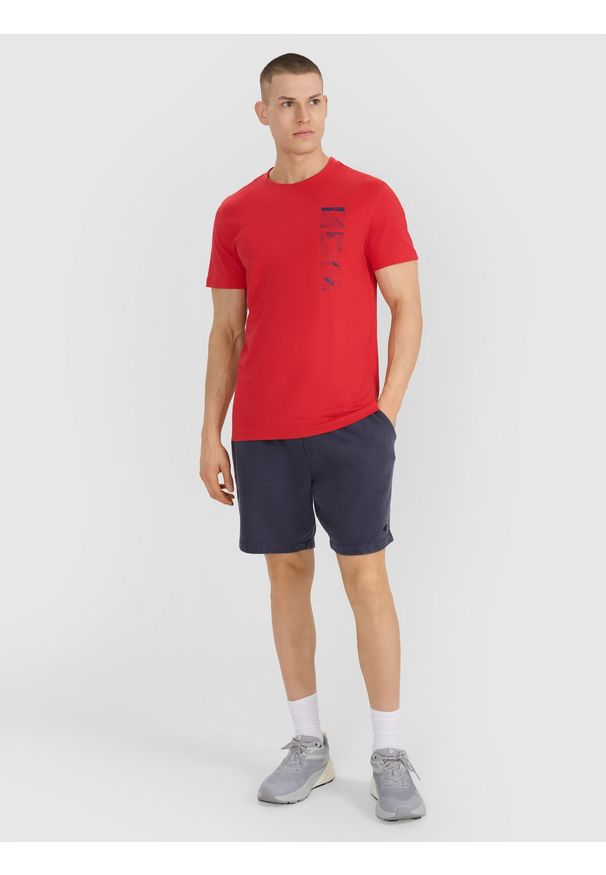 4f - 4F T-shirt regular z nadrukiem męski - czerwony M. Okazja: na co dzień. Kolor: czerwony. Materiał: jersey, bawełna, materiał. Długość rękawa: krótki rękaw. Długość: krótkie. Wzór: nadruk. Styl: casual, klasyczny, sportowy